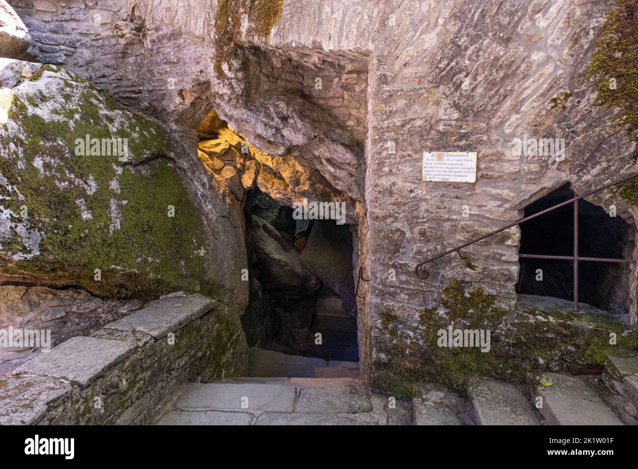 Höhlenbett des Heiligtums von san francesco von la verna in der toskana Stockfoto