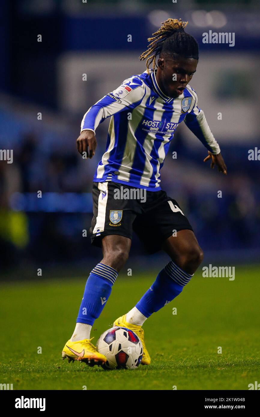 Alex Mighen #45 of Sheffield Wednesday während des Papa John's Trophy-Spiels Sheffield Wednesday gegen Burton Albion in Hillsborough, Sheffield, Großbritannien, 20.. September 2022 (Foto von Ben Early/Nachrichtenbilder) Stockfoto