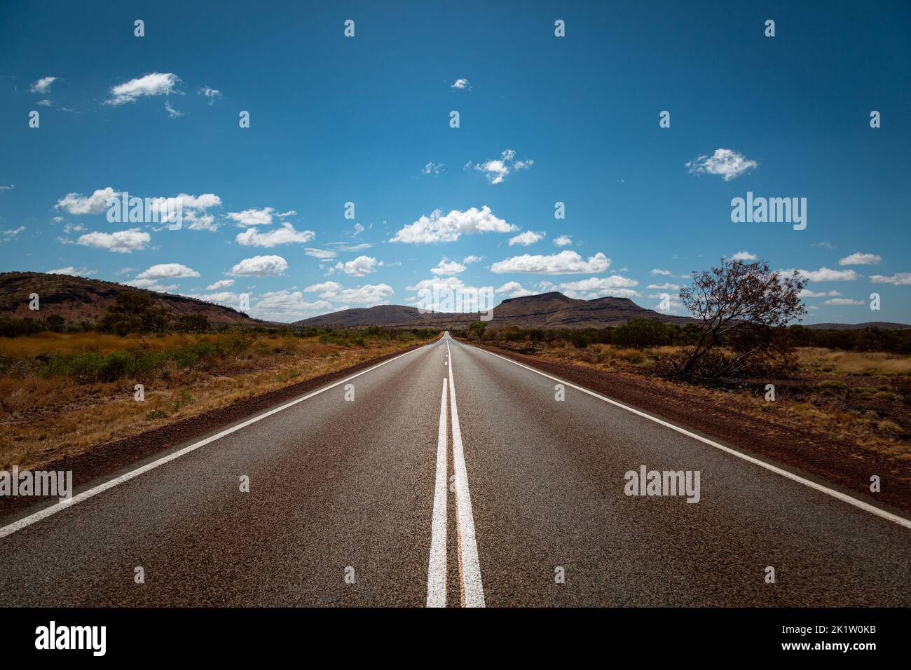 Gerade endlose leere Straße in der Wüste in Australien Stockfoto