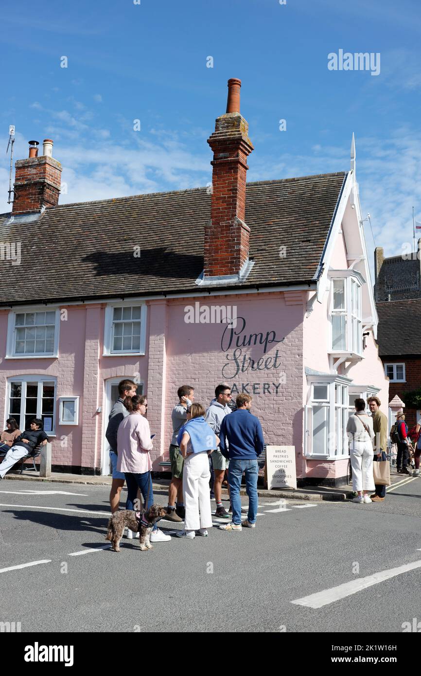 Geschäftige Straßenszene in der beliebten Pump Street und Market Hill, Orford, , Suffolk, England, Vereinigtes Königreich Stockfoto