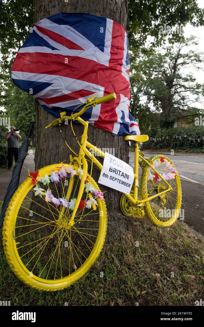 Vergilbter, bemalter Frauenzyklus, der an einem Baum mit Unionsflagge befestigt ist, um für die Tour of Britain 2022 zu werben. Stockfoto