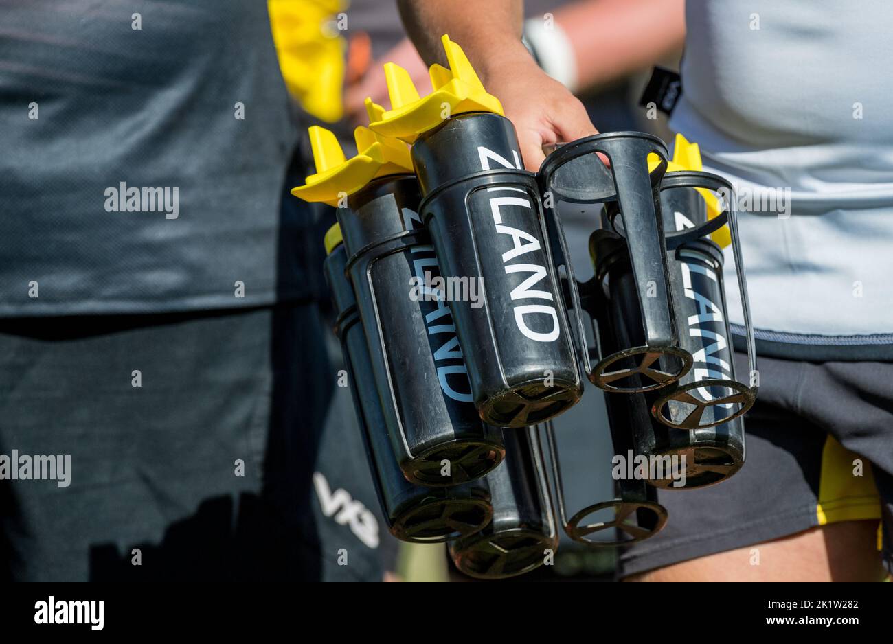 Rugby-Support-Teammitglied mit Ziland-Wasserflaschen aus Kunststoff. Stockfoto