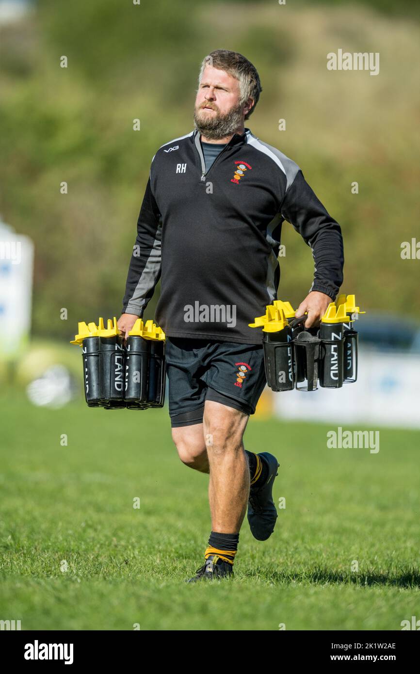 Rugby-Support-Teammitglied mit Ziland-Wasserflaschen aus Kunststoff. Stockfoto