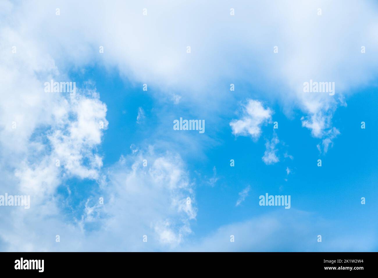 Weiche weiße Wolke in blauem Himmel, pastellfarbener Himmel Hintergrund Stockfoto