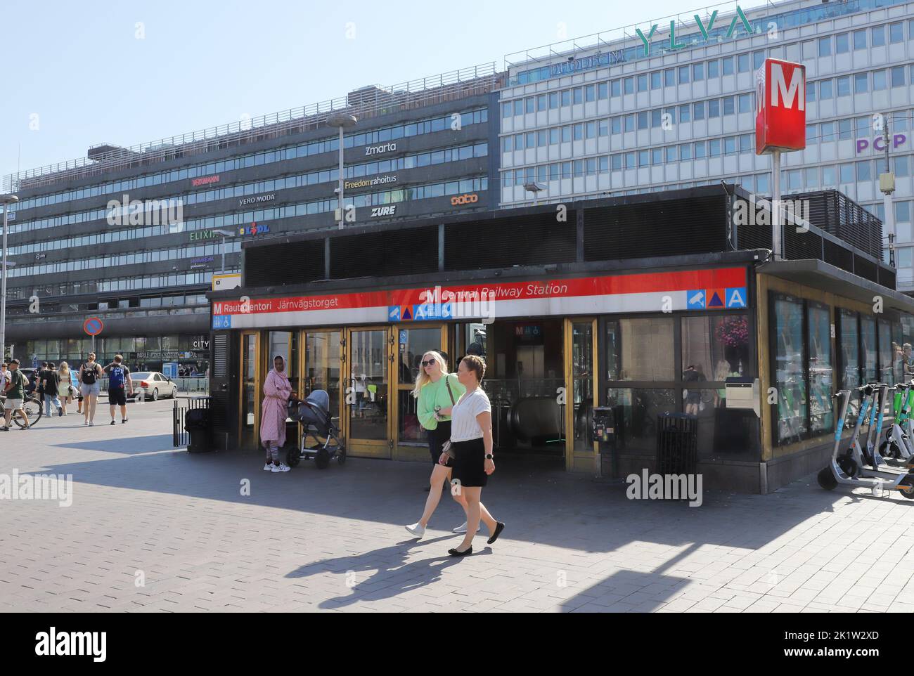 Helsinki, Finnland - 20. August 2022: Eingang zur U-Bahnstation Rautatientori an der Zentralbahn. Stockfoto