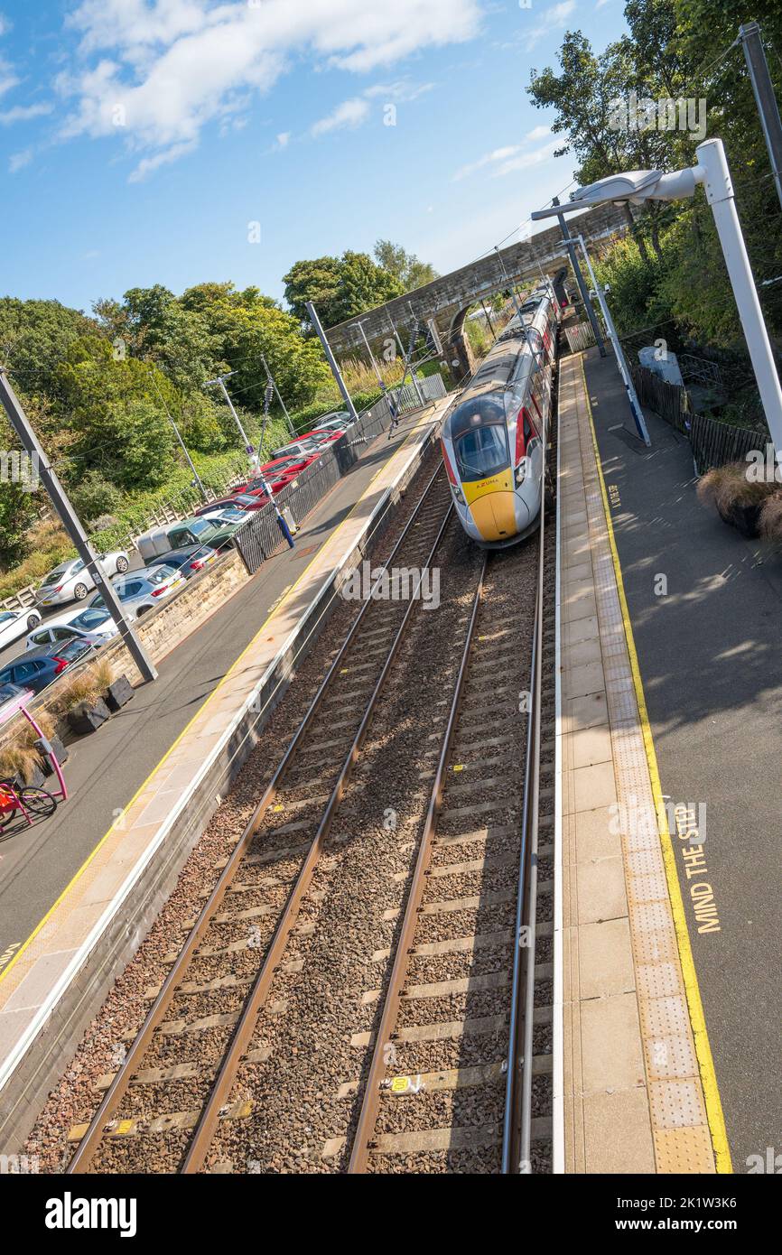 Azuma Intercity-Elektrozug hält am Alnmouth East Coast Main Line Bahnhof, Alnmouth, Northumberland, England, Großbritannien Stockfoto