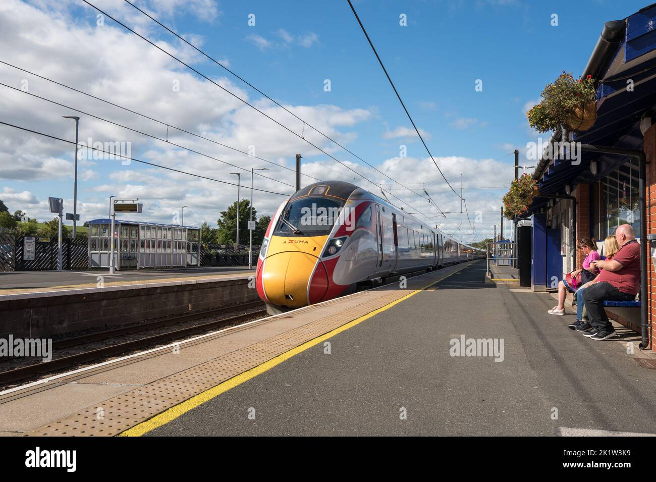 Azuma Intercity-Elektrozug hält am Alnmouth East Coast Main Line Bahnhof, Alnmouth, Northumberland, England, Großbritannien Stockfoto