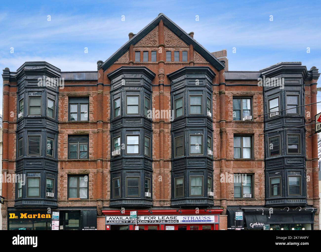 Verziertes altes braunsteinernes Apartmentgebäude, in der Nähe des Old Town Viertels von Chicago Stockfoto