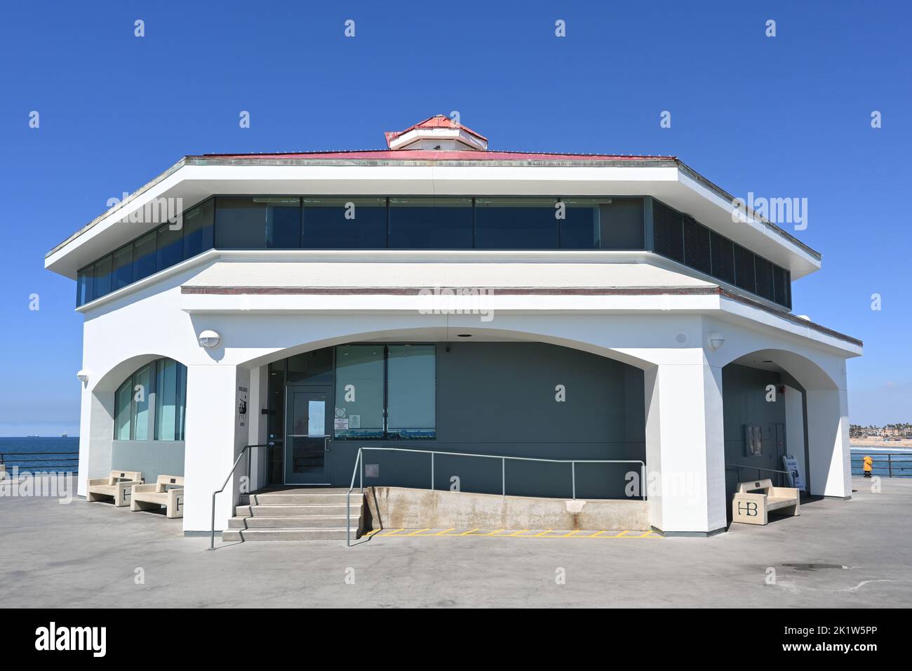 HUNTINGTON BEACH, KALIFORNIEN, 19. SEPTEMBER 2022: Bud and Genes Restaurant im alten Rubys-Gebäude am Ende des Piers. Stockfoto