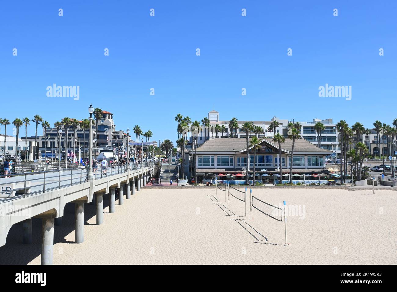 HUNTINGTON BEACH, KALIFORNIEN, 19. SEPTEMBER 2022: HB Pier mit Blick auf die Hauptstraße mit Dukes Restaurant und Volleyballplätzen. Stockfoto