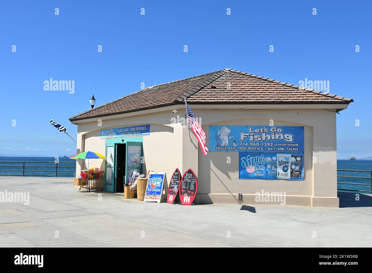 HUNTINGTON BEACH, KALIFORNIEN, 19. SEPTEMBER 2022: Los geht's Angeln, Köder und Tackle, Geschenkeladen-Snack-Bar-Combo am Pier. Stockfoto