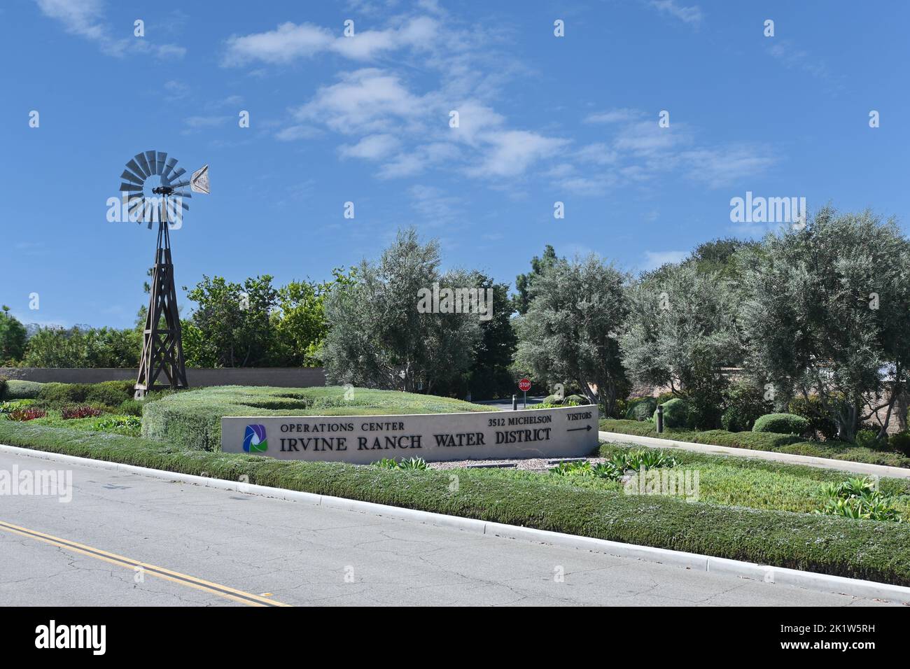 IRVINE, KALIFORNIEN - 09. SEPTEMBER 2022: Windmühle und Schild für das Irvine Ranch Water District Operations Center. Stockfoto