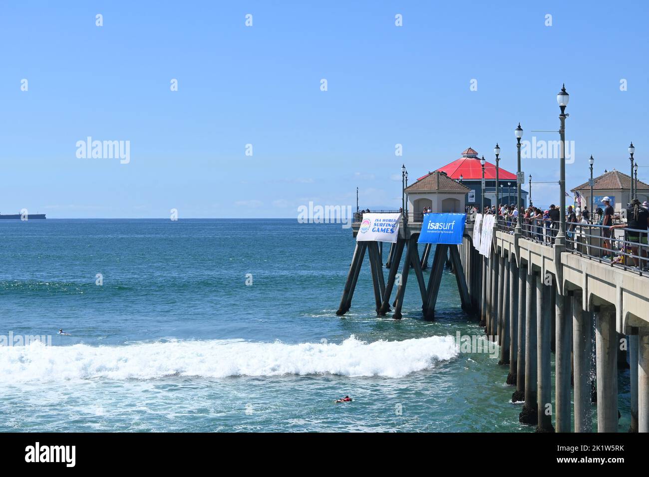 HUNTINGTON BEACH, KALIFORNIEN, 19. SEPTEMBER 2022: Banner der International Surfing Association für den Wettbewerb am Pier in Huntington Beach. Stockfoto