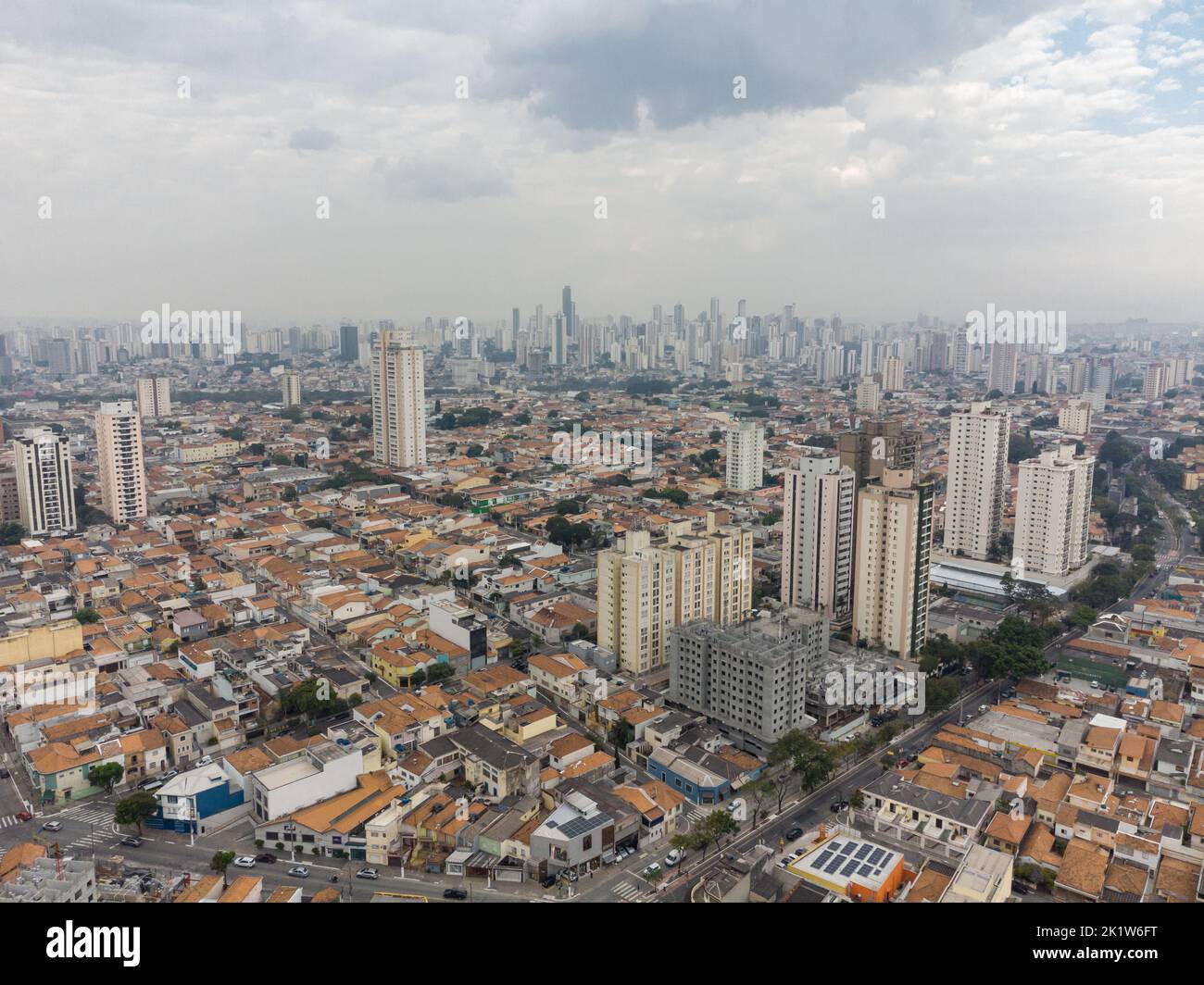 Luftlandschaft von Mooca eines der ältesten Viertel in San Paolo, Brasilien an einem bewölkten Tag Stockfoto