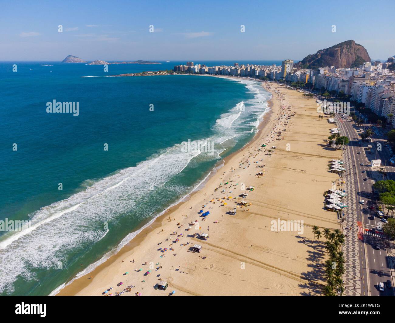 Luftlandschaftsansicht des berühmten Strandes von der Küste der Küste von Rio de Janeiro, Brasilien Stockfoto