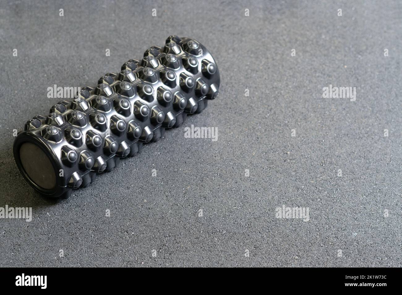 Schwarzer Schaum Massage Roller sportliche Übung Sport Fitness-Training, für aktive Indoor-Aktivität aus Pflege Stretching, Person weiß. Faszialstärke, Stockfoto