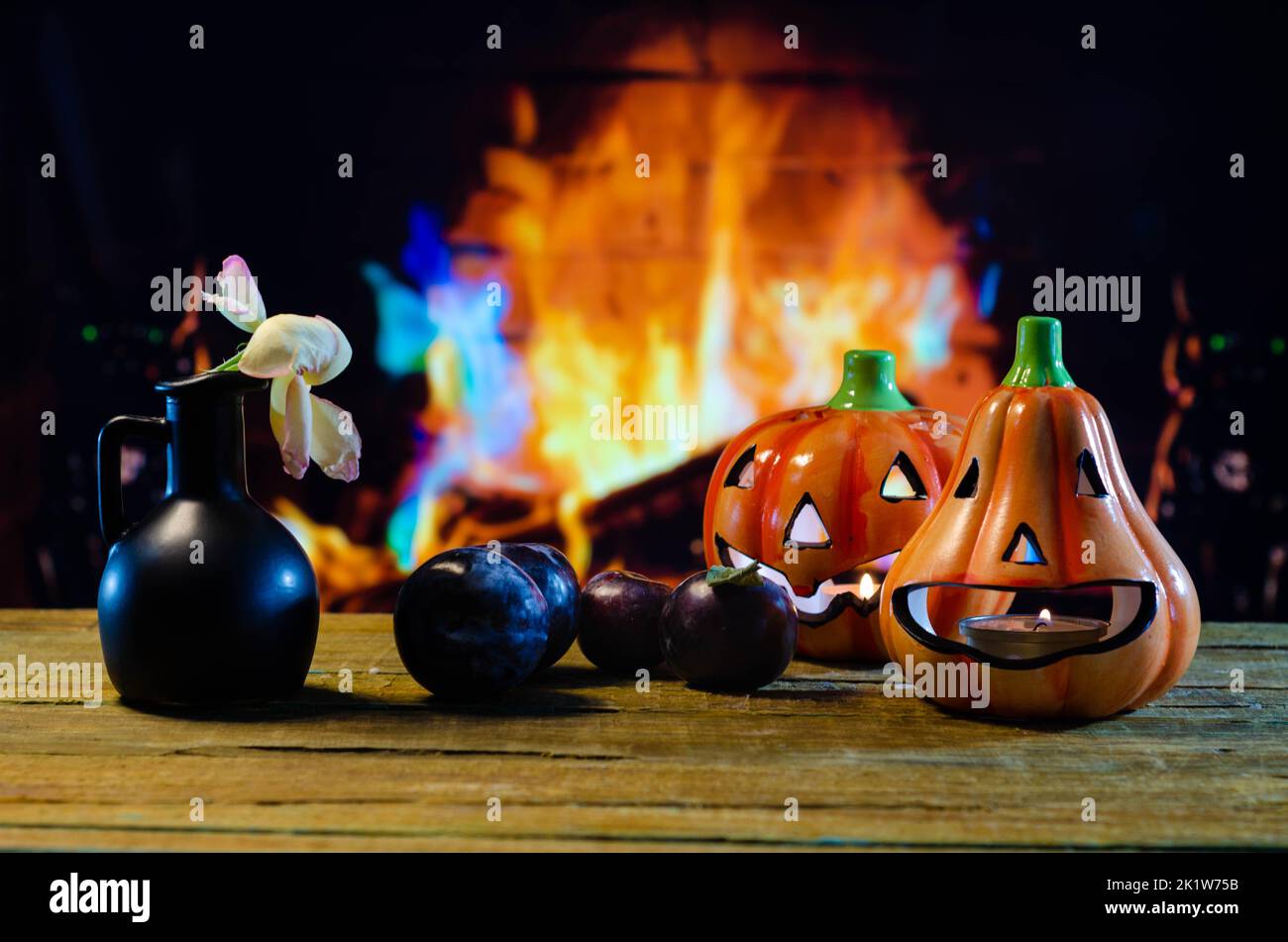Halloween Kürbisse mit Kerzen auf dunklem Hintergrund Stockfoto