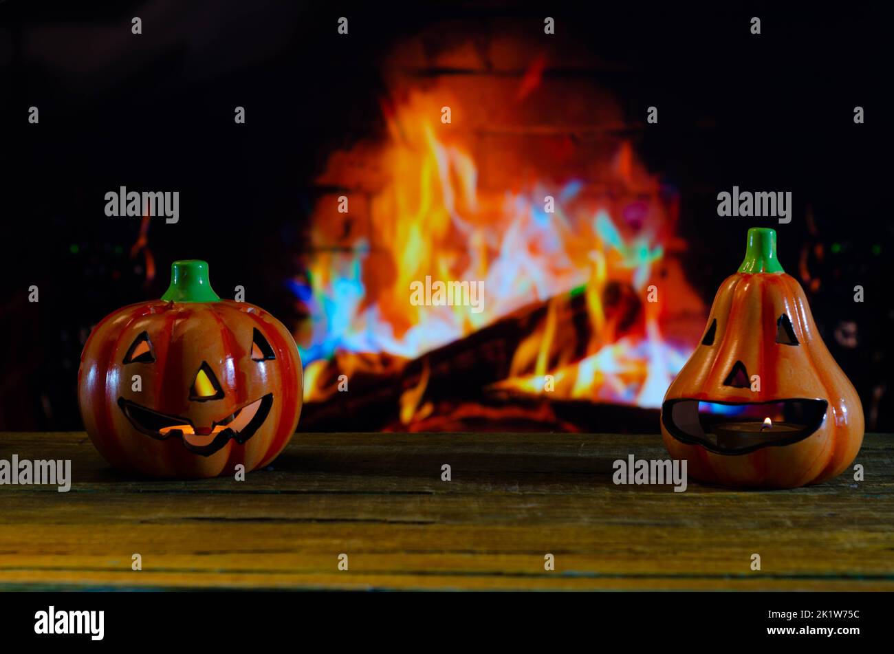 Halloween Kürbisse mit Kerzen auf dunklem Hintergrund Stockfoto