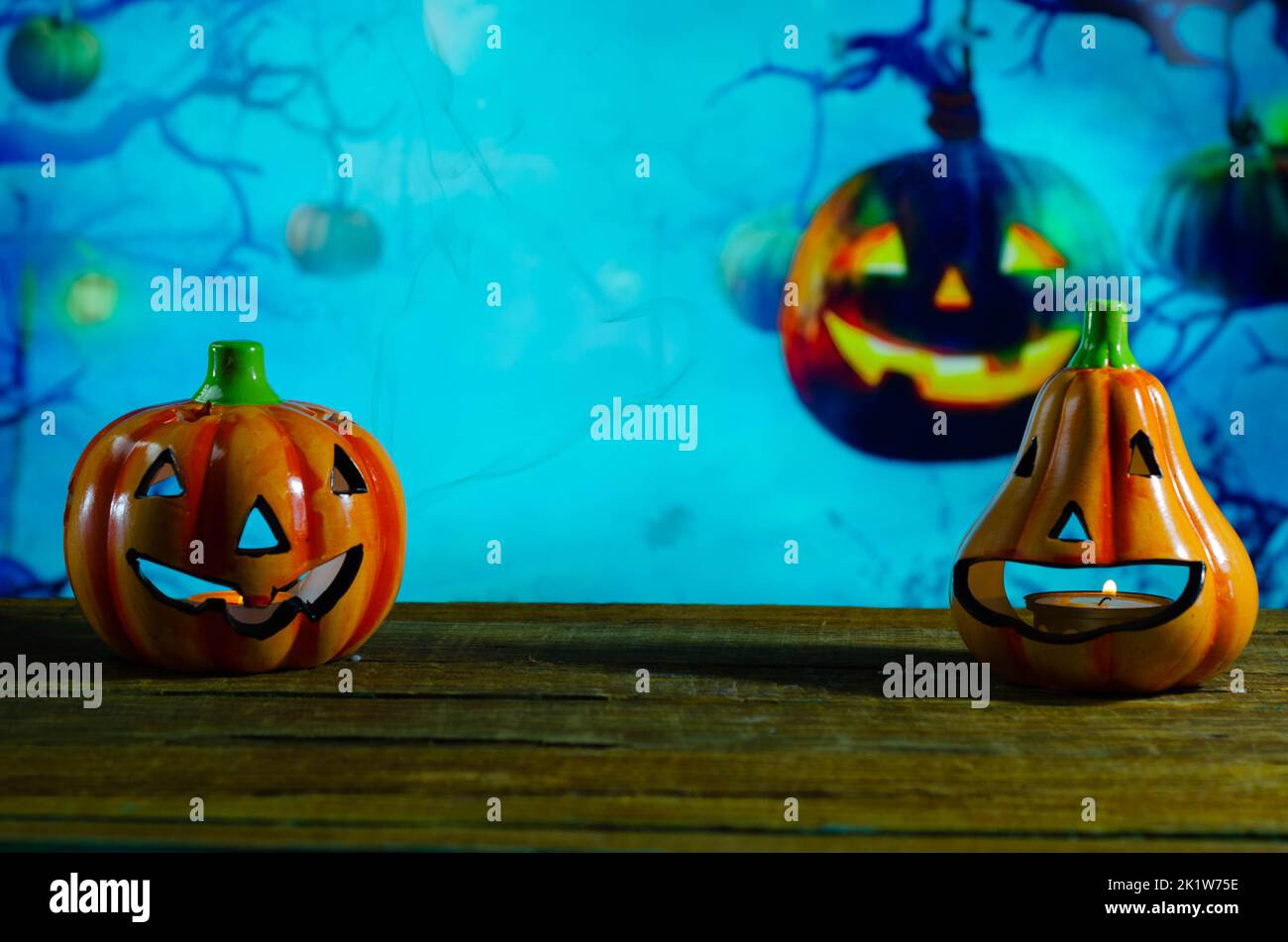 Halloween Kürbisse mit Kerzen auf dunklem Hintergrund Stockfoto