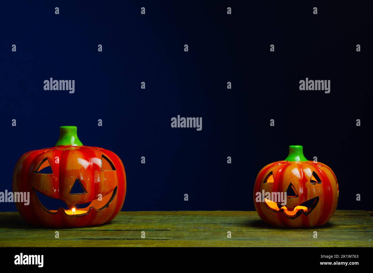 Halloween Kürbisse mit Kerzen auf dunklem Hintergrund Stockfoto