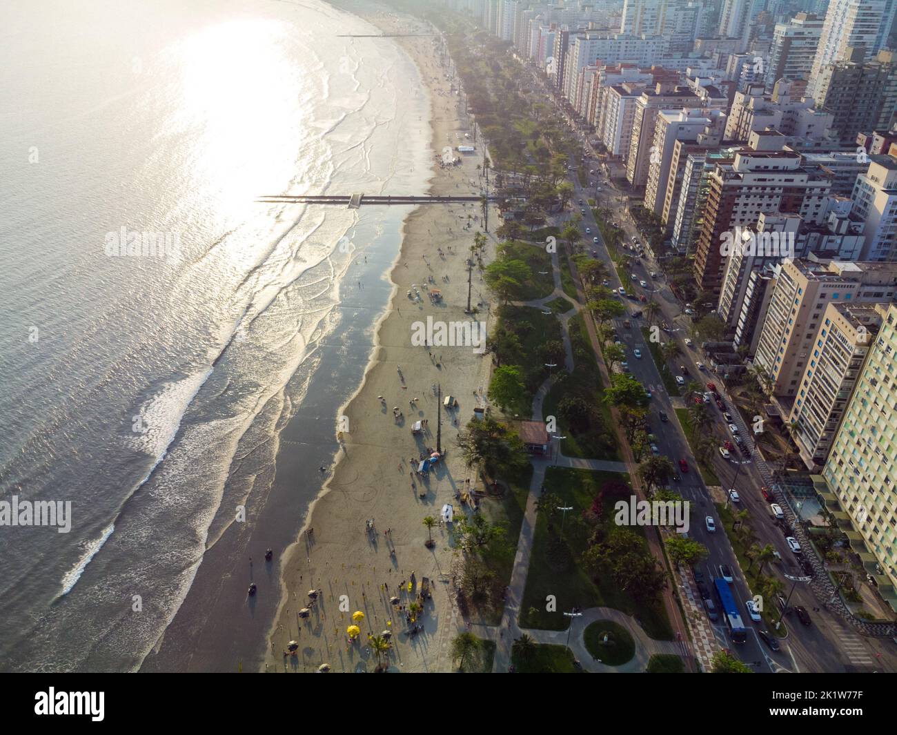 Luftaufnahme der Uferpromenade zum Meer mit seinen hohen Gebäuden in der Stadt Santos in Brasilien Stockfoto