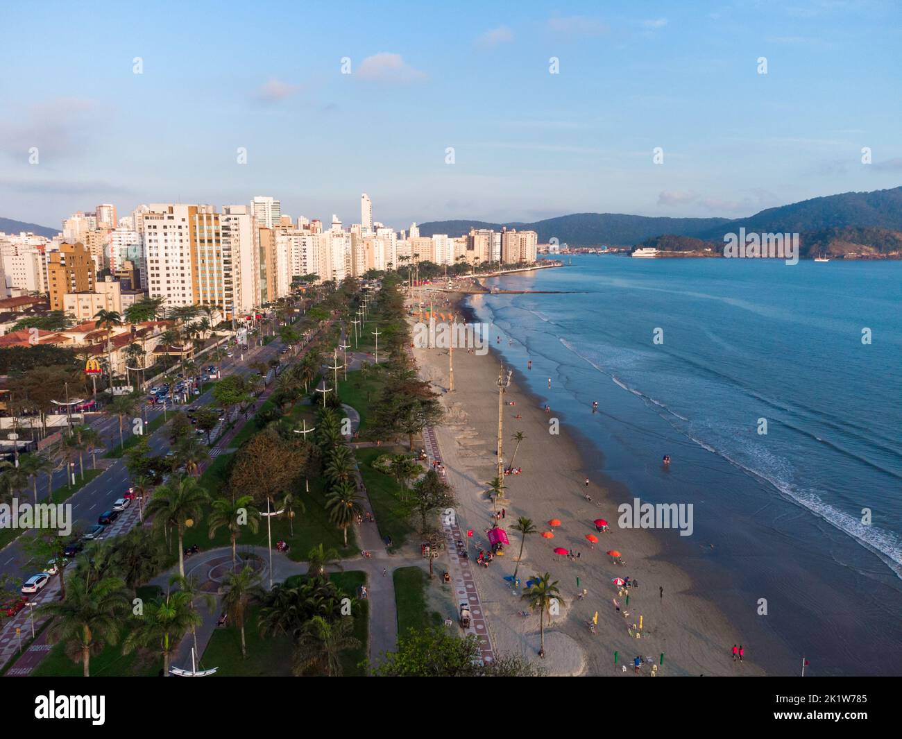 Luftaufnahme der Uferpromenade zum Meer mit seinen hohen Gebäuden in der Stadt Santos in Brasilien Stockfoto