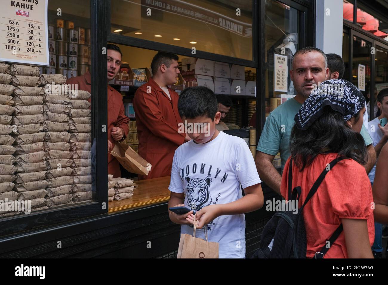 Istanbul, Türkei. 18. September 2022. Im historischen türkischen Café Mehmet Efendi vor dem Basar stehen die Leute Schlange, um Kaffee zu kaufen. Der Historische Gewürzbasar befindet sich im Istanbuler Stadtteil Eminönü und ist weiterhin ein beliebtes Einkaufszentrum für einheimische und ausländische Touristen. Es ist ein ausgezeichneter Ort, an dem Touristen aus der ganzen Welt sowohl einkaufen als auch landesspezifische Köstlichkeiten probieren können. (Foto von Mine TOZ/SOPA Images/Sipa USA) Quelle: SIPA USA/Alamy Live News Stockfoto