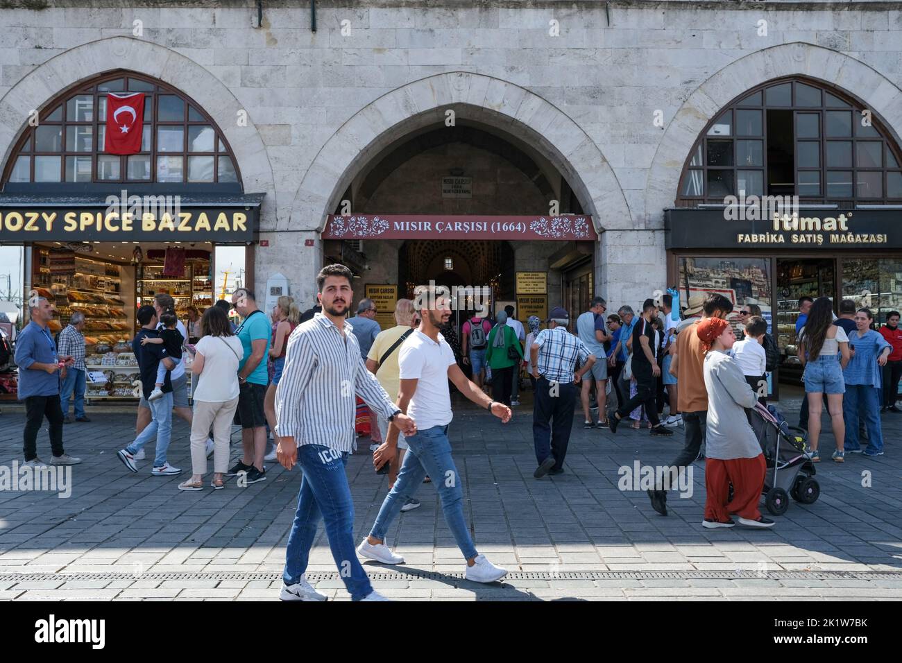 Istanbul, Türkei. 18. September 2022. Blick auf den Eingang zum historischen Großen Basar. Der Historische Gewürzbasar befindet sich im Istanbuler Stadtteil Eminönü und ist weiterhin ein beliebtes Einkaufszentrum für einheimische und ausländische Touristen. Es ist ein ausgezeichneter Ort, an dem Touristen aus der ganzen Welt sowohl einkaufen als auch landesspezifische Köstlichkeiten probieren können. (Foto von Mine TOZ/SOPA Images/Sipa USA) Quelle: SIPA USA/Alamy Live News Stockfoto