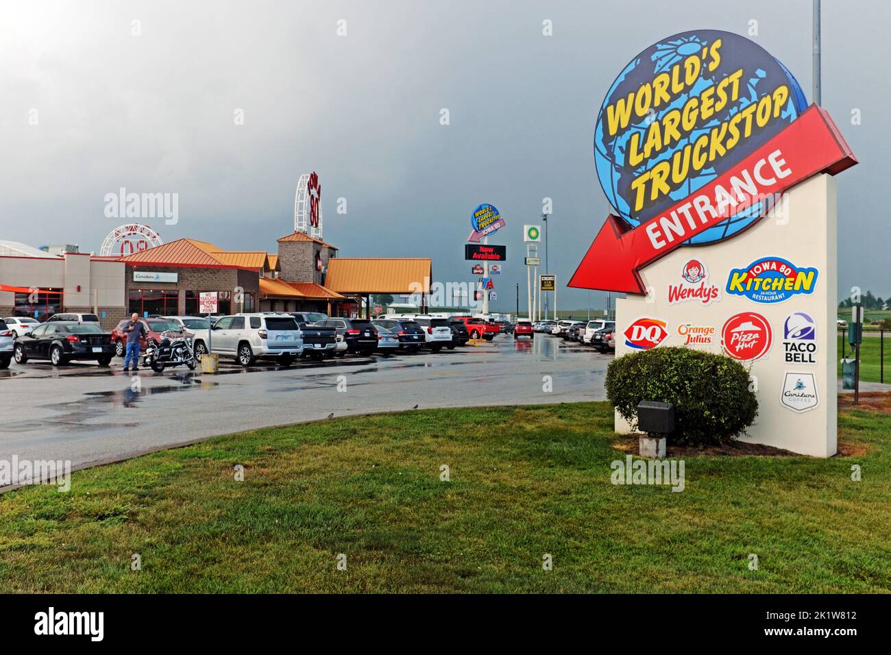 Iowa 80 wurde 1964 gegründet und hat sich zum größten Lkw-Zwischenstopp der Welt entwickelt, der die LKW- und Reiseindustrie in Walcott, Iowa, bedient. Stockfoto