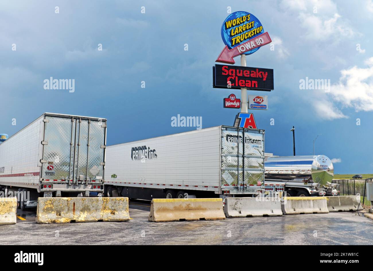 Iowa 80 wurde 1964 gegründet und hat sich zum größten Lkw-Zwischenstopp der Welt entwickelt, der die LKW- und Reiseindustrie in Walcott, Iowa, bedient. Stockfoto