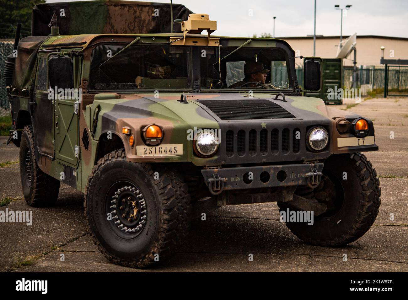 U.S. Army PFC. Hugo Zarate, 44. Expeditionary Signal Battalion Enhanced Nodal Systems Operator, Maintainer und Integrator, treibt während der Übung Heavy Rain III auf der Sembach Army Base, Deutschland, 14. September 2022, einen Humvee an. Während Heavy Rain III wurden die Teams beauftragt, die Kommunikation in einer simulierten umkämpften Umgebung mit dem Wing Operations Center aufzubauen und aufrechtzuerhalten, indem sie alternative Kommunikationsformen nutzen oder an andere Einsatzorte wechseln. (USA Luftwaffe Foto von Airman 1. Klasse Alecia Givens) Stockfoto