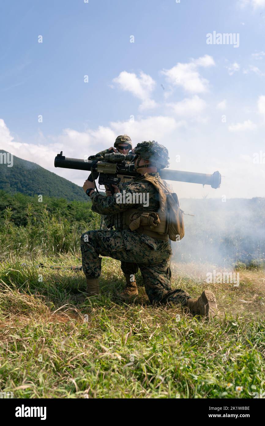 US-Marineinfanteristen mit 3D Bataillons, 3D Marineinfanteristen feuern eine von der MK 153 auf die Schulter gestartete Mehrzweck-Angriffswaffe, während sie Zugangriffsübungen auf Lager Schwab, Okinawa, Japan, durchführen, 8. September 2022. Dieses Training verbesserte die Fähigkeiten der Marines auf taktischer Ebene und entwickelte die Führung kleiner Einheiten. 3/3 wird im Rahmen des Unit Deployment Program im Indo-Pazifik unter 4. Marines, 3D Marine Division, eingesetzt. (USA Marine Corps Foto von CPL. Jerry Edlin) Stockfoto