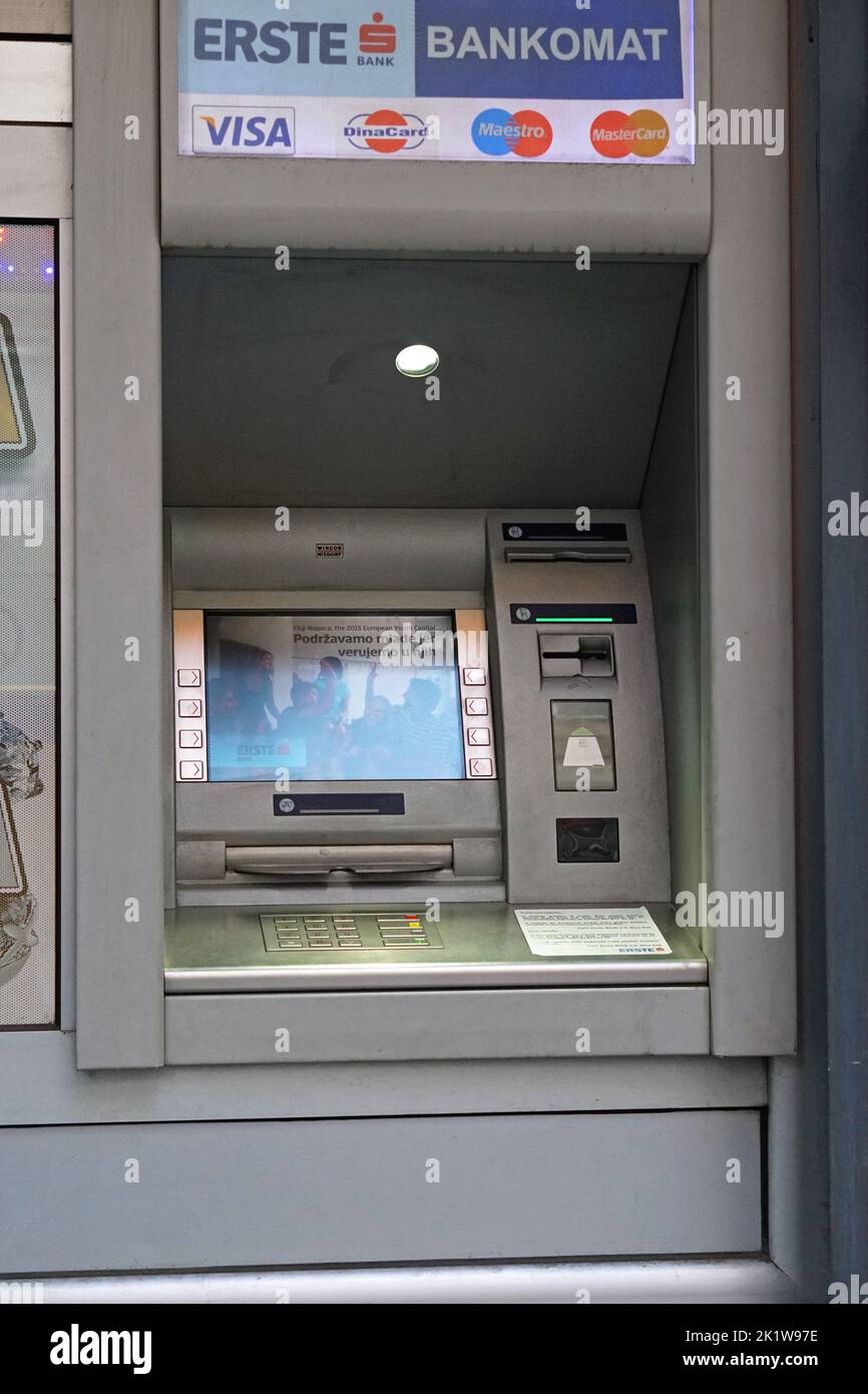 Belgrad, Serbien - 14. August 2015: Erste Bank geldautomat Visa und Master-Karten. Stockfoto