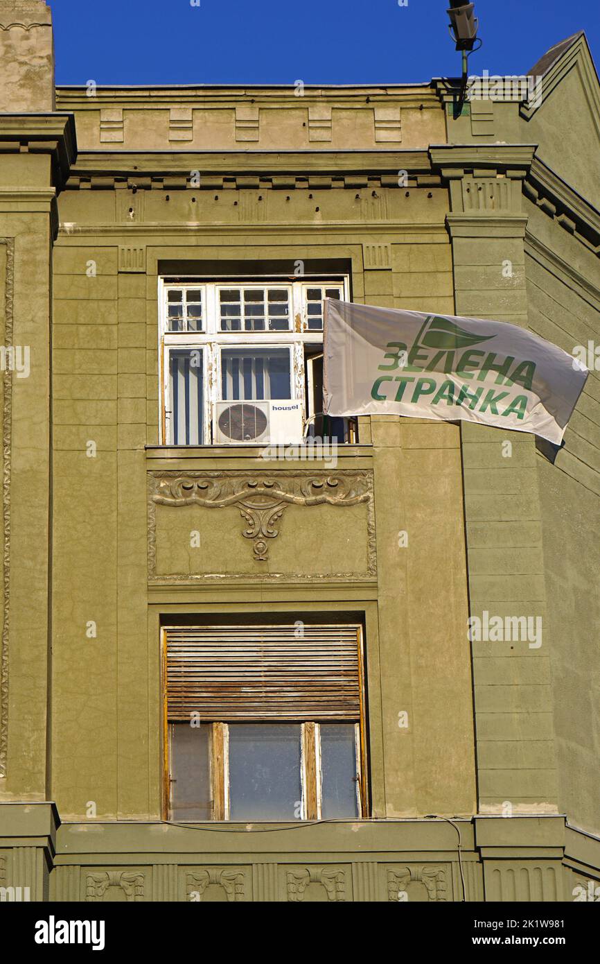 Novi Sad, Serbien - 31. Dezember 2015: Flagge der grünen Partei Zelena stranka im Bürogebäude im Stadtzentrum. Stockfoto