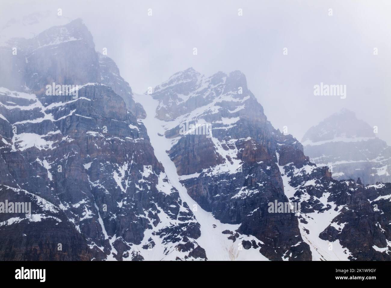 Wolkenumhüllte Berge über dem Morraine Lake; Banff National Park; Alberta; Kanada Stockfoto