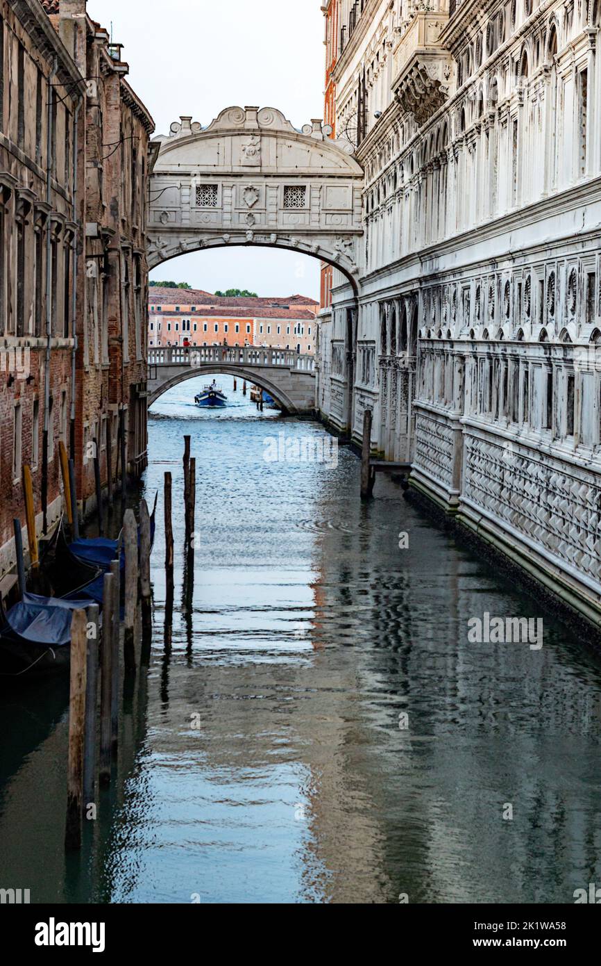 Ponte dei Sospiri (Seufzerbrücke) spiegelt sich in ruhigem Wasser in Venedig, Italien, bei Sonnenaufgang wider. Stockfoto