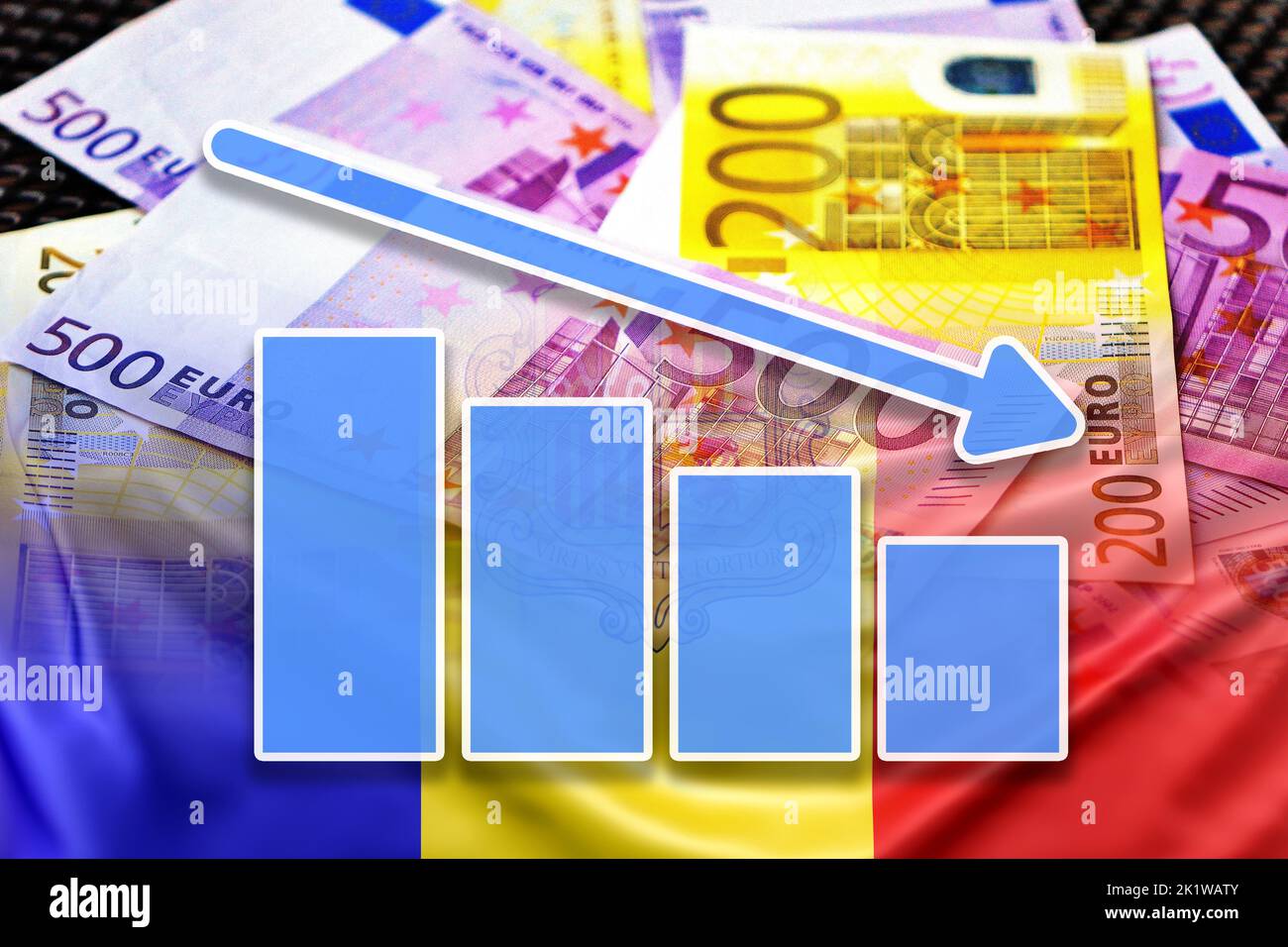 Wirtschaftsdiagramm: Abwärtspfeil, Euro-Cash-Banknoten und Andorra-Flagge (Geld, Wirtschaft, Unternehmen, Finanzen, Krise) Stockfoto