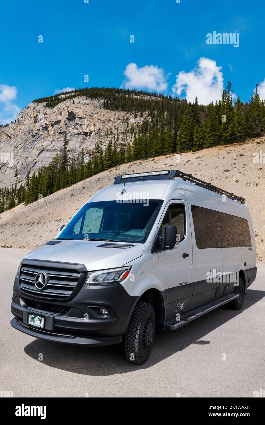 Airstream Interstate 24X Wohnmobil; Mt. Saskatchewan, Bow River Valley, Banff National Park, Alberta, Kanada Stockfoto