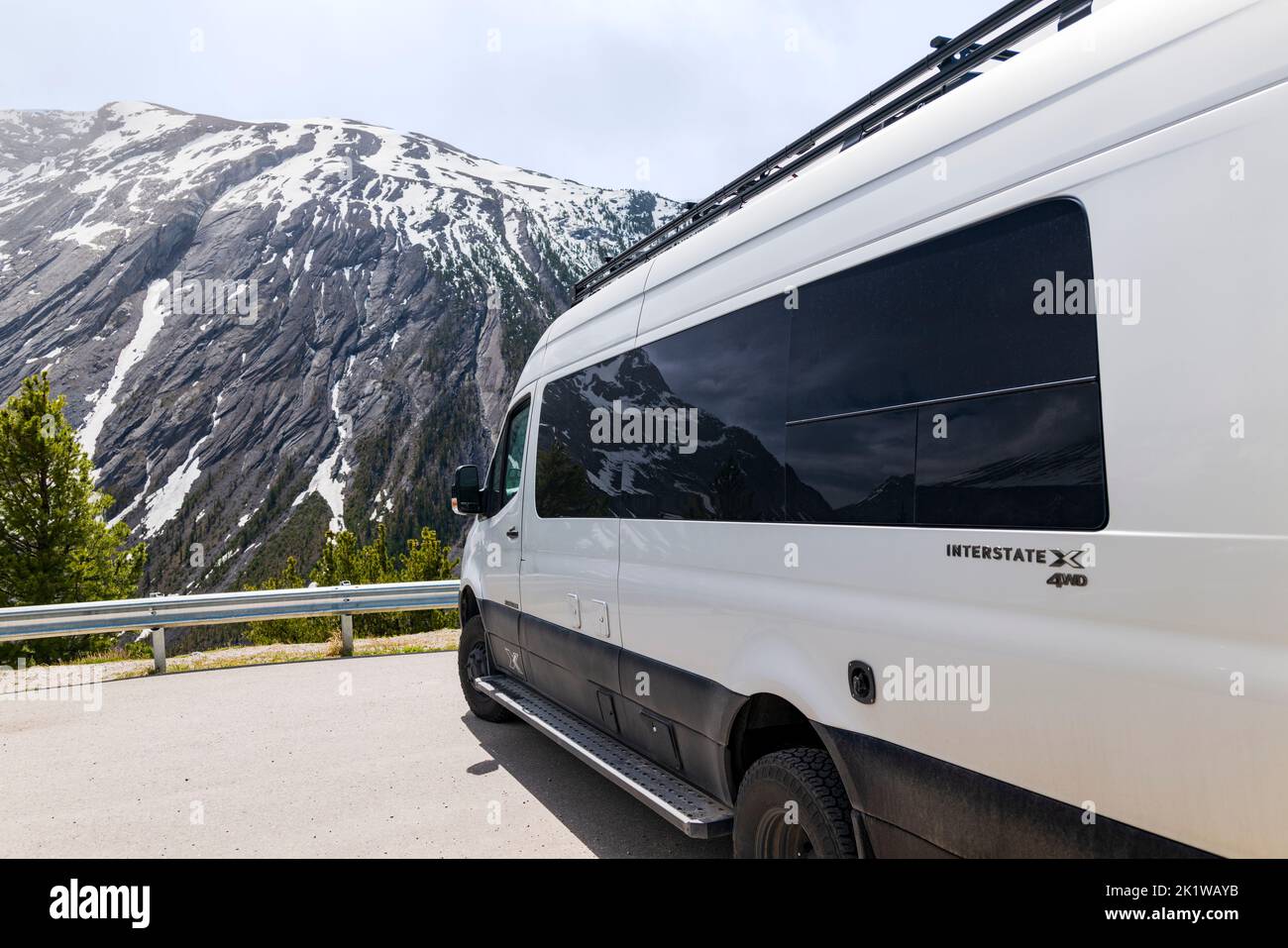 Airstream Interstate 24X Wohnmobil; Mt. Saskatchewan, Bow River Valley, Banff National Park, Alberta, Kanada Stockfoto