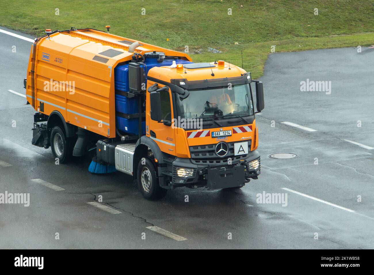 PRAG, TSCHECHIEN, SEP 15 2022, Airport Sweeper - Airfield Cleaning Vehicle Truck - Kehrmaschinenfahrt auf einem Flughafen Stockfoto