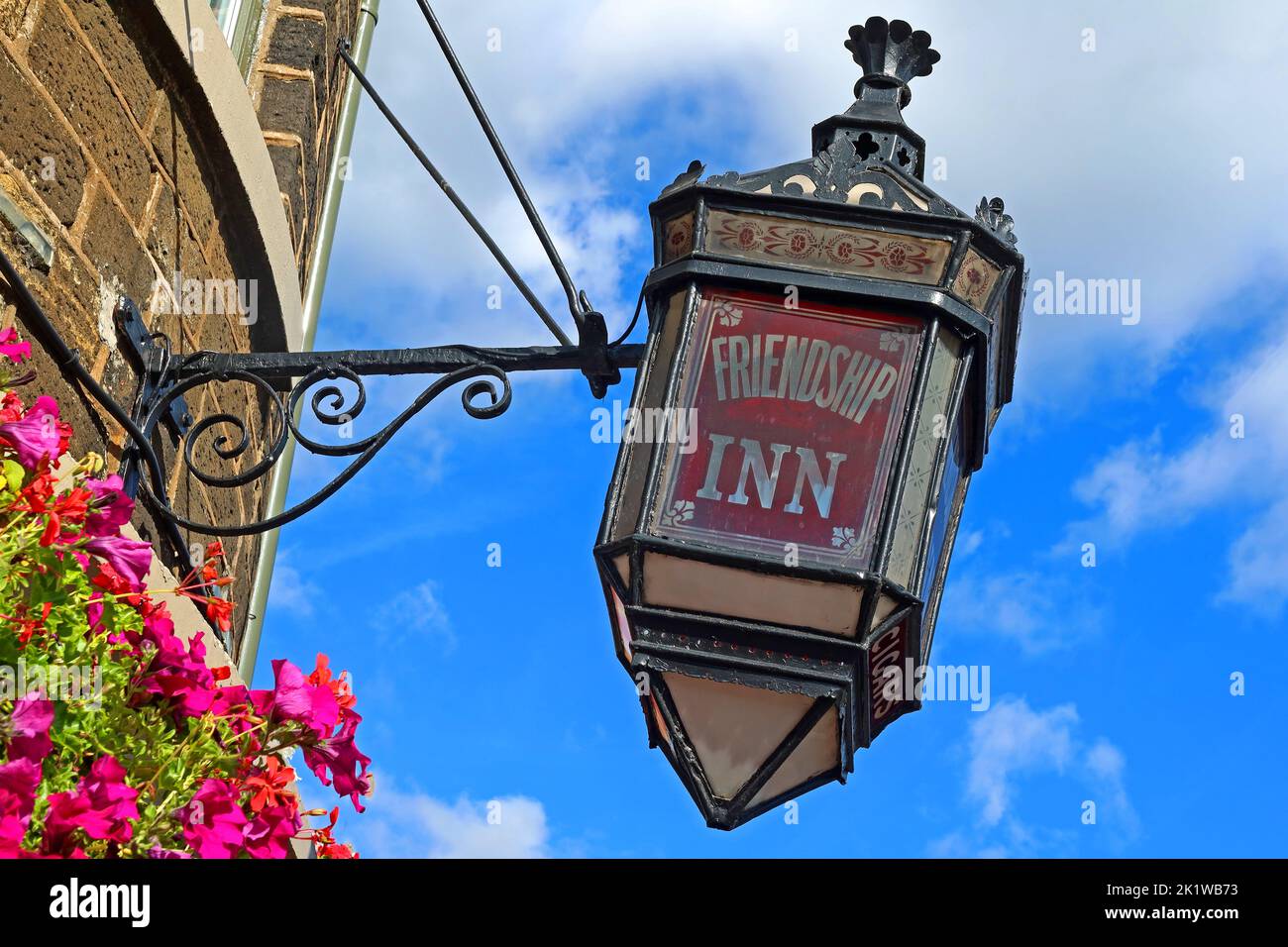 Viktorianische rote Lampe, im Friendship Inn, 3 Arundel St, Glossop, High Peak, Derbyshire, England, Großbritannien, SK13 7AB, Eckkneipe Stockfoto