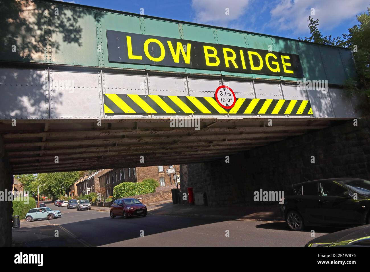 Low Railway Bridge Viaduct, Arundel Street, Glossop/Hadfield Rail Line nach Manchester Piccadilly, High Peak, Derbyshire, England, Vereinigtes Königreich, SK13 7AB Stockfoto