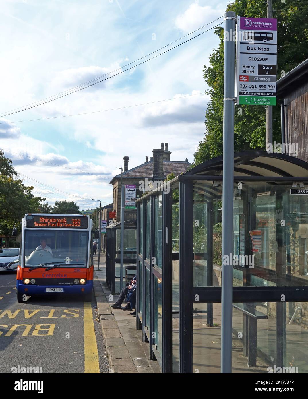 Hauptbushaltestellen, Henry St, in der Nähe des Bahnhofs, Glossop. 393 Centrebus nach Shirebrook, HP51BUS, High Peak, Derbys, England Stockfoto