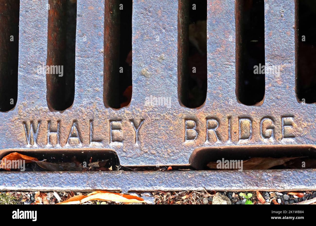 Geprägtes Gitter aus rostfreiem Gusseisen, geprägt mit Whaley Bridge, High Peak, Derbyshire, England, Großbritannien, SK23 7AA Stockfoto