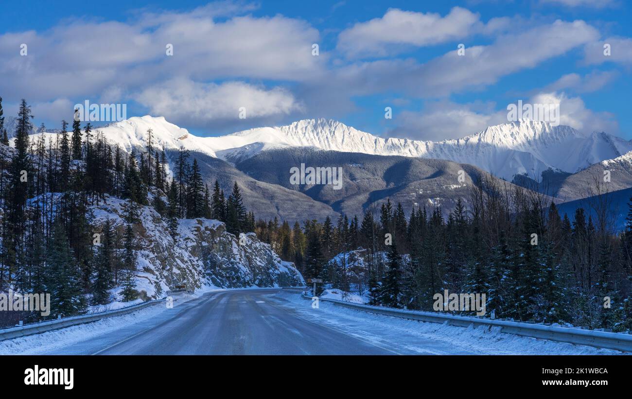 Entlang der Maligne Lake Road im Winter, Jasper National Park, Alberta, Kanada. Stockfoto