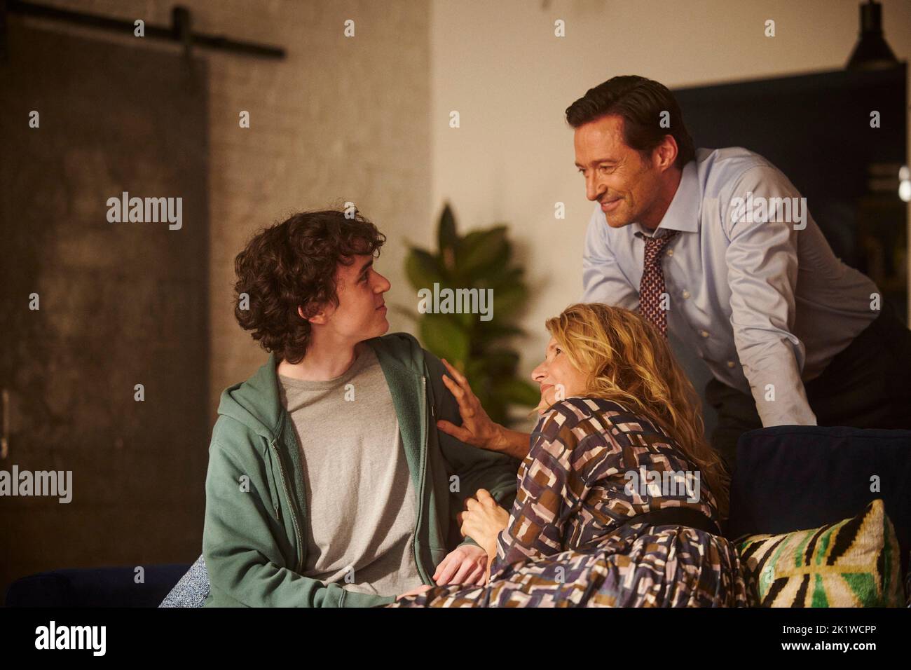 VERÖFFENTLICHUNGSDATUM: 9 Oktober 2022. TITEL: Der Sohn. STUDIO: Sony Classics Pictures. REGIE: Florian Zeller. PLOT: Peter, als sein geschäftiges Leben mit der neuen Partnerin Emma und ihrem Baby in Unordnung Gerät, als seine Ex-Frau Kate mit ihrem Teenager-Sohn Nichola auftaucht. HAUPTROLLE: ZEN MCGRATH als Nichola, LAURA DERN als Kate, HUGH JACKMAN als Peter. (Bild: © Sony Classics Picics/Entertainment Picics) Stockfoto