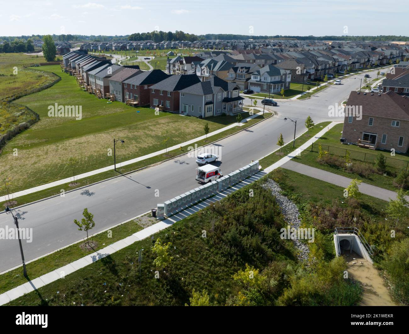 Eine Luftaufnahme über einem Lieferwagen der Canada Post, während er Briefkästen in einem Wohngebiet in der Stadt füllt. Stockfoto