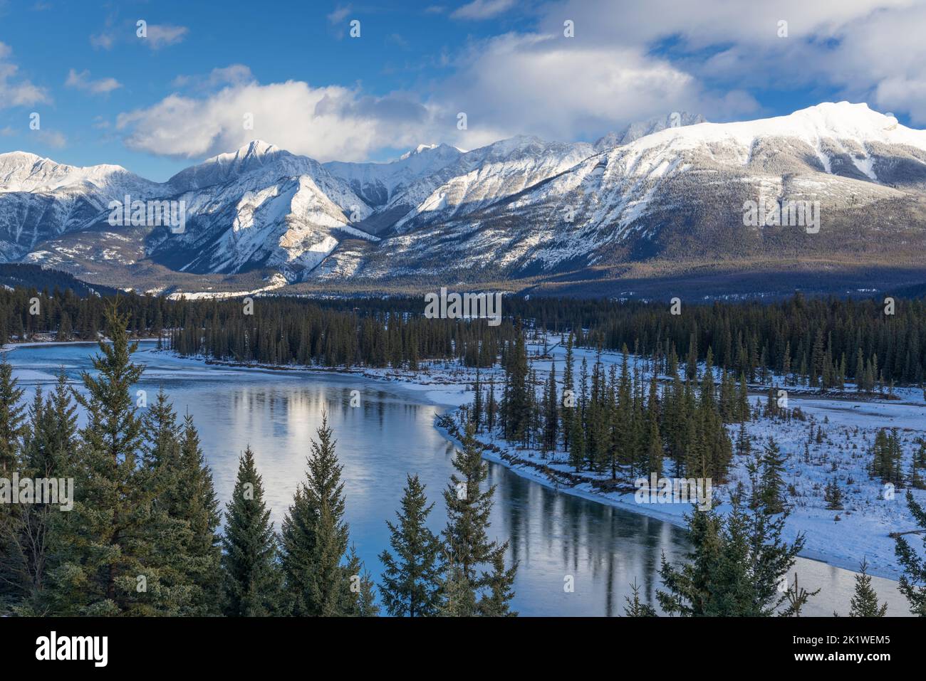 Entlang der Maligne Lake Road im Winter, Jasper National Park, Alberta, Kanada. Stockfoto