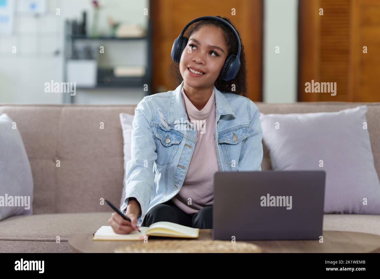 Schöne Frau mit Laptop zu Hause arbeiten. Lifestyle-Konzept Stockfoto