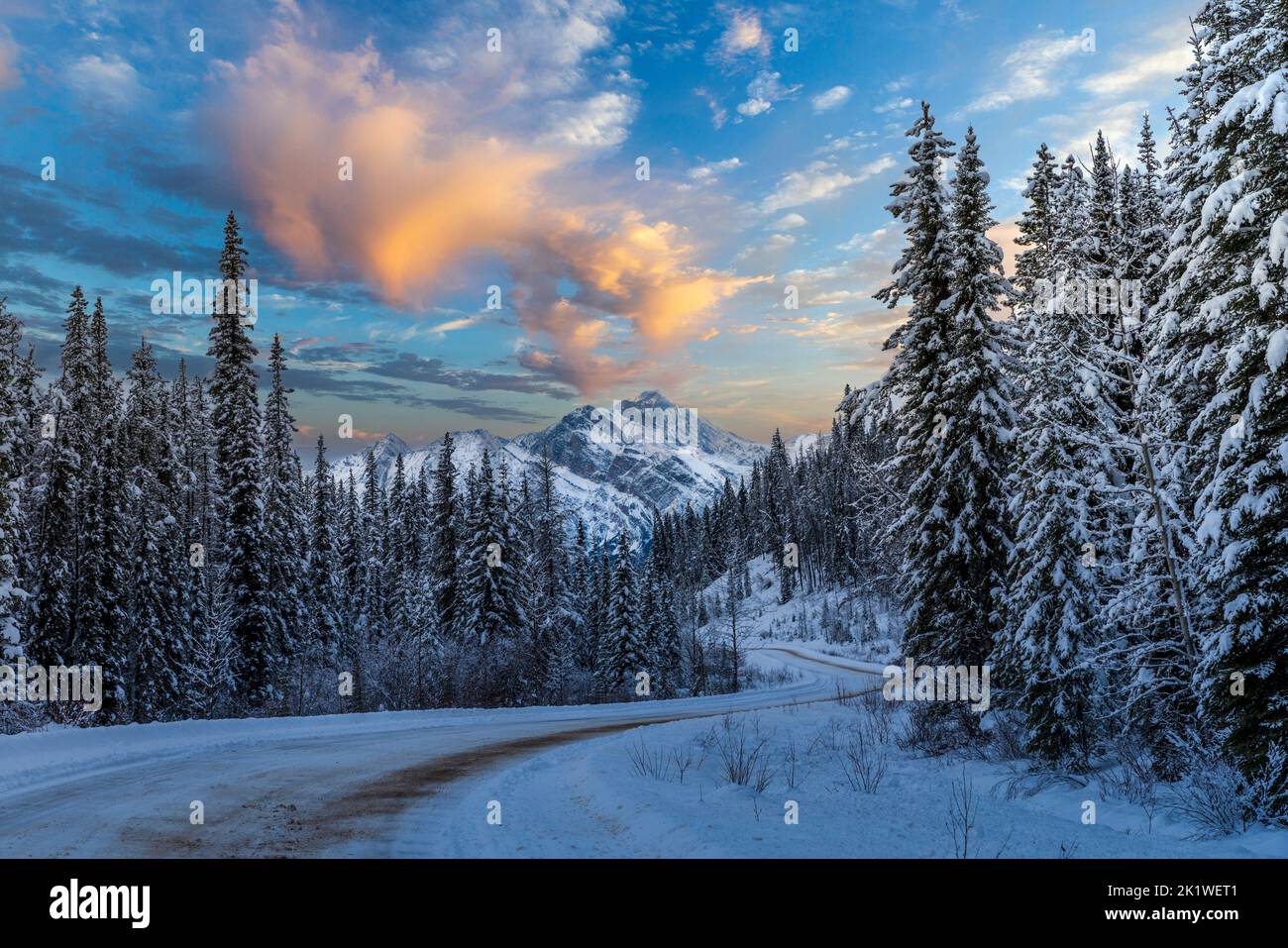 Sonnenuntergang entlang der Maligne Lake Road im Winter Jasper National Park, Alberta, Kanada. Stockfoto